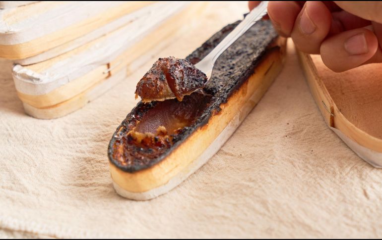 A diferencia de otras cajetas en México, la de Sayula se distingue por su meticuloso proceso artesanal y su presentación única en cajitas de madera. ESPECIAL / CANVA