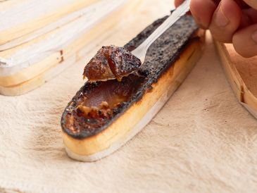 A diferencia de otras cajetas en México, la de Sayula se distingue por su meticuloso proceso artesanal y su presentación única en cajitas de madera. ESPECIAL / CANVA