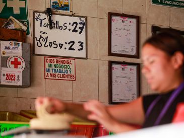 En muchas tortillerías están cuidando no subir el precio, ya que en los supermercados el kilo de tortilla es más barato y al incrementarlo sus ventas se verían reducidas. EL INFORMADOR/ARCHIVO