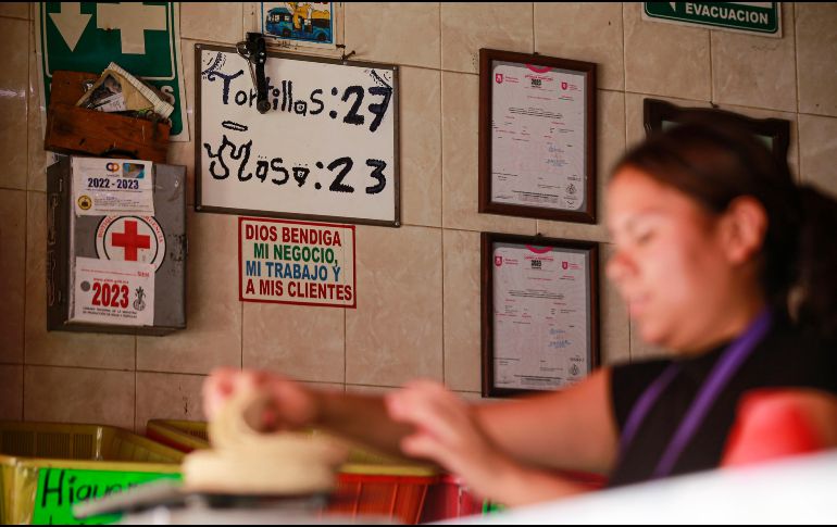 En muchas tortillerías están cuidando no subir el precio, ya que en los supermercados el kilo de tortilla es más barato y al incrementarlo sus ventas se verían reducidas. EL INFORMADOR/ARCHIVO