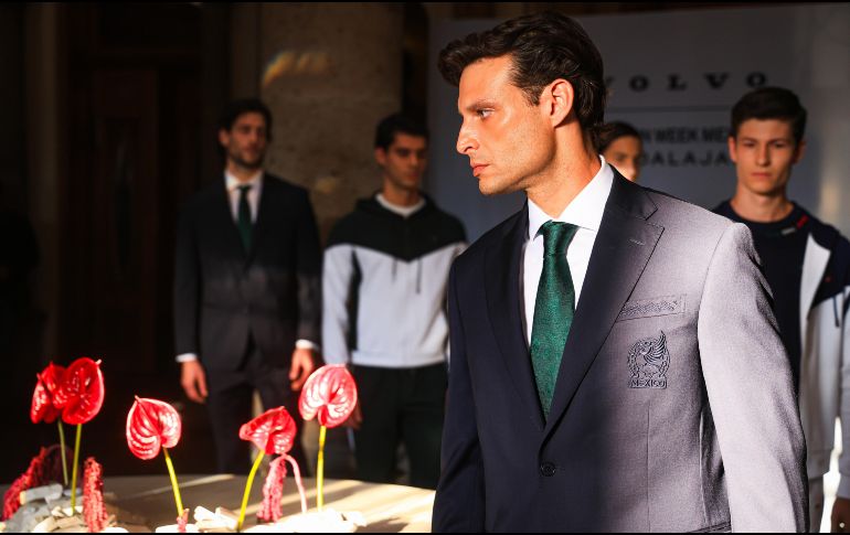 La representante de Calderoni detalló que el traje está realizado con una tela italiana con características especiales que permiten que se ciña con comodidad al cuerpo. EL INFORMADOR / ARCHIVO