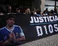 Fans de Diego Maradona se concentraron frente al juzgado el primer día del juicio contra su equipo médico por presunto homicidio por negligencia, en Argentina, el martes 14 de abril de 2026. AP / R. Abd