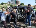 Varias personas trabajan en el lugar de un ataque aéreo israelí que impactó un vehículo en la ciudad de Jiyeh, al sur de Beirut, Líbano. EFE/W. Hamzeh