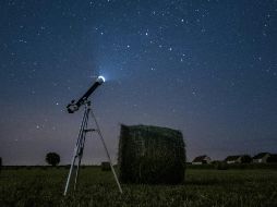 La creciente contaminación lumínica suele opacar estos tenues destellos celestiales, por lo que te recomendamos alejarte lo más posible de las luces de la ciudad. Unsplash