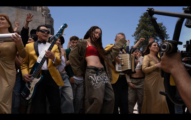 Belinda y Los Ángeles Azules se dejaron ver en el Monumento a la Revolución como parte del videoclip de 