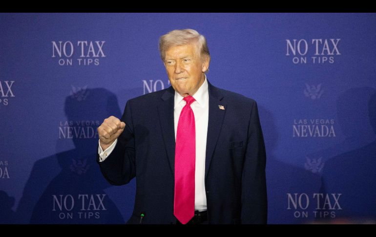 Donald Trump pronuncia un discurso durante un evento de la organización conservadora Turning Point, en Arizona. EFE/R. Churchill