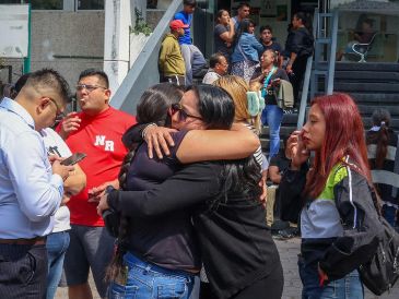 Familiares que aún permanecían a las afueras del edificio donde fueron hallados los restos de Edith Guadalupe se abrazan en un gesto de consuelo. SUN/L. Camacho
