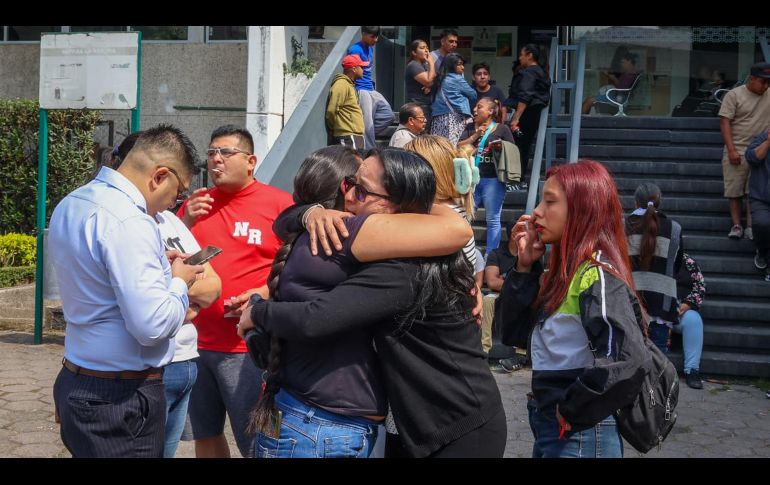 Familiares que aún permanecían a las afueras del edificio donde fueron hallados los restos de Edith Guadalupe se abrazan en un gesto de consuelo. SUN/L. Camacho