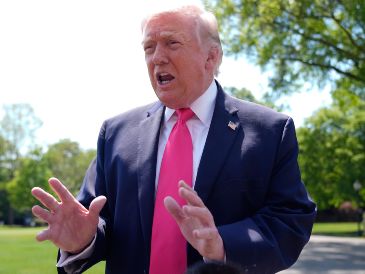 El presidente de Estados Unidos, Donald Trump, habla con reporteros antes de viajar en el Marine One desde el Jardín Sur de la Casa Blanca. AP/M. Balce