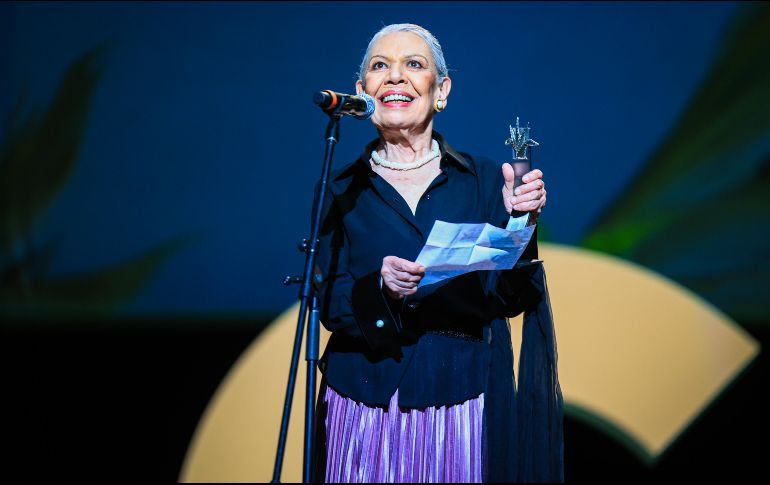 Conmovida, la actriz Luisa Huertas recibió el Mayahuel de Plata en la gala inaugural del Festival Internacional de Cine de Guadalajara, celebrando una vida dedicada al arte y la memoria del cine. EL INFORMADOR/ J. Acosta