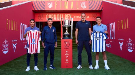 'Koke' Resorrución y Diego Simeone, capitán y entrenador del Atlético, posan al lado de sus homólogos de la Real Sociedad, Pellegrino Matarazzo y Mikel Oyarzabal, con el trofeo en disputa al centro. EFE/A. Martínez