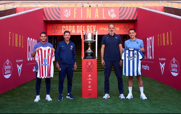'Koke' Resorrución y Diego Simeone, capitán y entrenador del Atlético, posan al lado de sus homólogos de la Real Sociedad, Pellegrino Matarazzo y Mikel Oyarzabal, con el trofeo en disputa al centro. EFE/A. Martínez