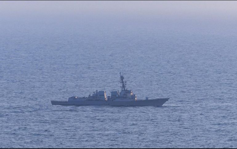 Destructor de misiles guiados USS Spruance estadounidense durante la operación de bloqueo a barcos iraníes este miércoles. Irán calificó esta medida como otro incumplimiento de acuerdos por parte de Washington. EFE/ Centcom