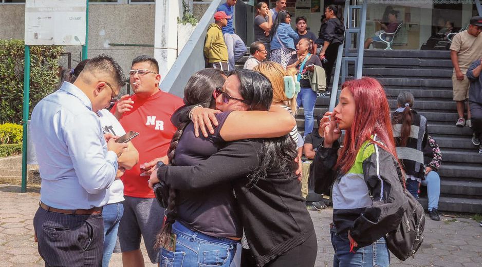 Familiares de Edith Guadalupe Valdés Zaldívar permanecen afuera de la Fiscalía de Investigación Territorial en Benito Juárez. EL UNIVERSAL