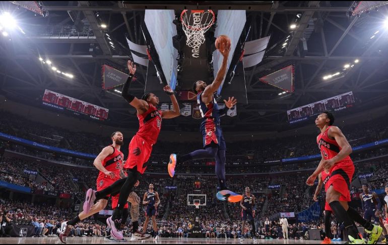 Donovan Mitchell, de los Cavaliers, encesta durante el partido contra los Toronto Raptors en el primer partido de la primera ronda de los Playoffs de la NBA. AFP / J. Haynes