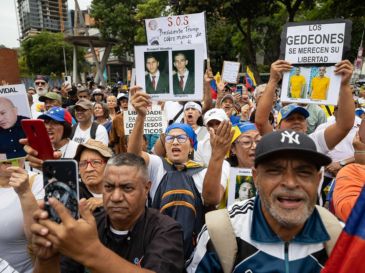 Personas gritan consignas durante una manifestación del sindicato de trabajadores este jueves, en Caracas. EFE/R. Peña