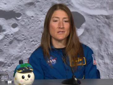 Mediante pruebas de equilibrio, la ingeniera Christina Koch puso a prueba su habilidad motriz. EFE/NASA