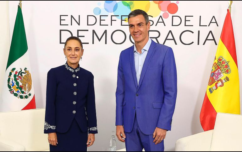 El presidente del Gobierno español, Pedro Sánchez, saluda a la Presidenta de México, Claudia Sheinbaum, a su llegada a la IV Cumbre en Defensa de la Democracia celebrada ayer en Fira de Barcelona para unir fuerzas e intentar parar la ola global de extremismo y populismo.  EFE