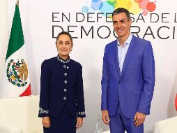 El presidente del Gobierno español, Pedro Sánchez, saluda a la Presidenta de México, Claudia Sheinbaum, a su llegada a la IV Cumbre en Defensa de la Democracia celebrada ayer en Fira de Barcelona para unir fuerzas e intentar parar la ola global de extremismo y populismo.  EFE
