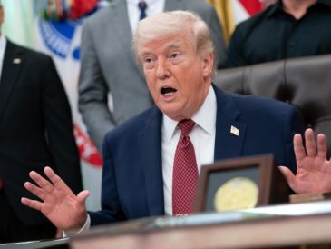 Donald Trump amenazó con destruir las centrales eléctricas y puentes de Irán si este no acepta el acuerdo que ofrece Estados Unidos. EFE/EPA/A. Robert