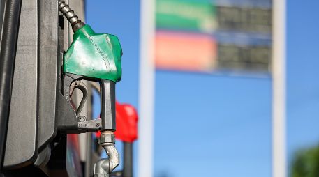 La Profeco continúa con la estrategia de colocación de lonas en las gasolineras que venden el combustible a precios excesivos. EL INFORMADOR/ARCHIVO