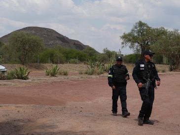 Policías patrullan las pirámides después de que las autoridades informaran de que un hombre armado abrió fuego en Teotihuacán. AP/E. Verdugo