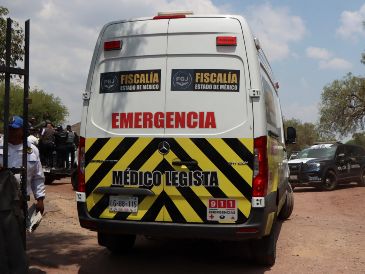 Una ambulancia ingresa a la zona donde se registró un ataque con arma de fuego este lunes en Teotihuacán. EFE/M. Hartz