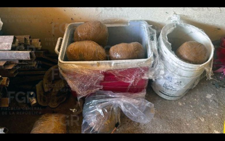 Durante el operativo, las autoridades aseguraron armas largas de diferentes calibres, cargadores, dos mil 683 cartuchos de distintos calibres, diversas sustancias, artefactos explosivos, un vehículo y nueve chalecos tácticos. CORTESÍA