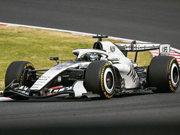 Checo Pérez podría sacar ventaja en duelos cerrados y mejorar su rendimiento. AFP