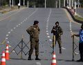 Elementos de seguridad de Pakistán montan guardia en la carretera que lleva a la Zona Roja, donde se ubican la mayoría de las misiones diplomáticas y oficinas gubernamentales, incluyendo la sede prevista para la segunda ronda de conversaciones de paz entre Estados Unidos e Irán. EFE/S. Shahzad