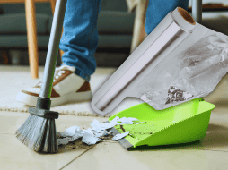 El uso del papel aluminio en la escoba es la prueba de que no siempre necesitas productos costosos para obtener resultados profesionales; a veces, la solución está en tu propia cocina. ESPECIAL / CANVA