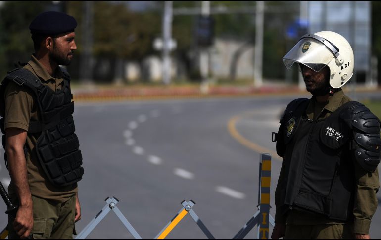 Funcionarios de seguridad paquistaníes montan guardia en una carretera cerca de la sede prevista para la segunda ronda de conversaciones entre EU e Irán. EFE/EPA/S. Shahzadefe