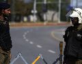 Funcionarios de seguridad paquistaníes montan guardia en una carretera cerca de la sede prevista para la segunda ronda de conversaciones entre EU e Irán. EFE/EPA/S. Shahzadefe