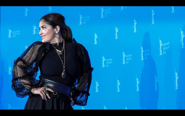 Salma Hayek dio de qué hablar por el mechón de canas que lució en el evento que se llevó a cabo en el Barker Hangar de Santa Mónica, California. EFE/ARCHIVO