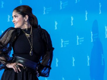 Salma Hayek dio de qué hablar por el mechón de canas que lució en el evento que se llevó a cabo en el Barker Hangar de Santa Mónica, California. EFE/ARCHIVO