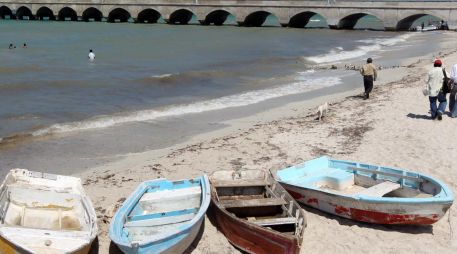 Personal especializado colocó barreras de contención bajo el muelle. SUN/ARCHIVO