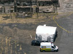 Fotografía aérea que muestra agentes investigadores recorriendo en vehículos la zona de la Pirámide de la Luna este martes. EFE/F. García