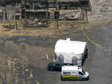 Fotografía aérea que muestra agentes investigadores recorriendo en vehículos la zona de la Pirámide de la Luna este martes. EFE/F. García
