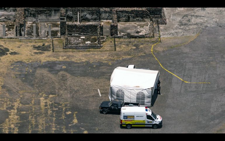 Fotografía aérea que muestra agentes investigadores recorriendo en vehículos la zona de la Pirámide de la Luna este martes. EFE/F. García
