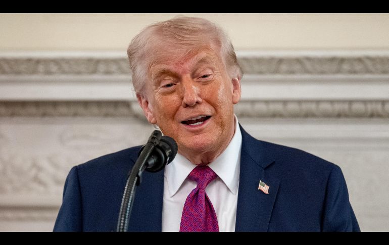 En el video que se viralizó en redes, Trump leyó los pasajes bíblicos de 2 Crónicas 7:11-22 usando la versión Reina Valera. EFE/D. Heuer