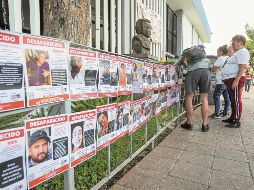 Integrantes de colectivos colocan fichas de personas desaparecidas. EL INFORMADOR/ Archivo
