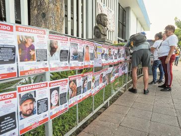 Integrantes de colectivos colocan fichas de personas desaparecidas. EL INFORMADOR/ Archivo