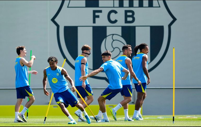 Lamine Yamal y otros jugadores del Barcelona entrenan en la Ciudad Deportiva Joan Gamper para el partido contra el Celta. EFE/A. García