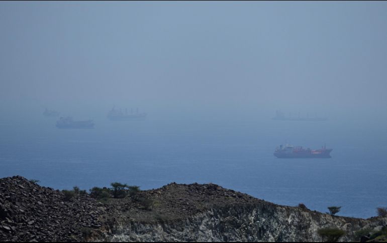 Petroleros y cargueros fondeados en el estrecho de Ormuz. AP