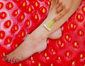 el uso frecuente de rastrillos sin filo, la fricción constante con ropa excesivamente ajustada o la falta de una rutina de exfoliación adecuada son factores determinantes que agravan esta condición. ESPECIAl / CANVA