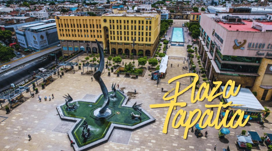 Caminar por la emblemática Plaza Tapatía representa una verdadera oportunidad dorada para conectar con el vasto patrimonio cultural que define a Jalisco ante los ojos del mundo entero. EL INFORMADOR / A. Navarro
