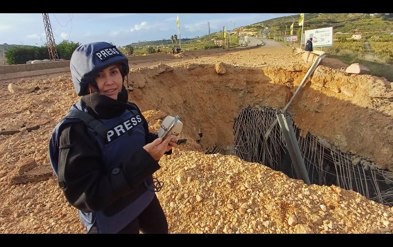 La periodista libanesa Amal Khalil, del diario Al-Akhbar, informa cerca de un puente destruido en Qasmiyeh, Líbano, el domingo 22 de marzo de 2026. AP/ARCHIVO