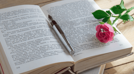 Los amantes de los libros esperan con ansias este día para recibir como deatlle y obsequio un libro y una rosa. CANVA