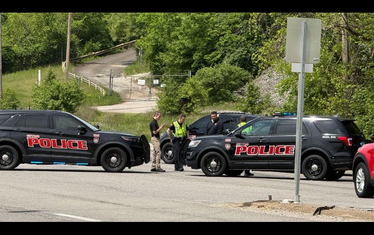 La policía bloquea una avenida cerca de una planta química donde se produjo una fuga que dejó dos personas muertas. AP/J. Raby