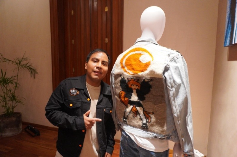 &nbsp; La chamarra intervenida conserva la lógica visual de los tapetes oaxaqueños, pero introduce elementos propios del universo del anime. F.SALCEDO